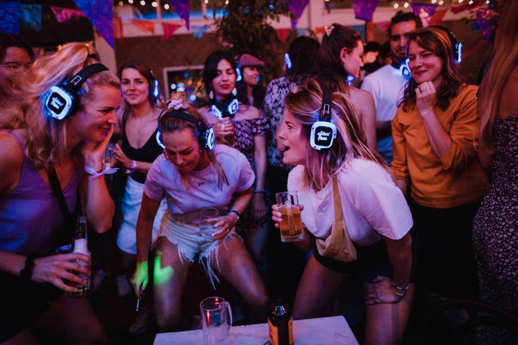 Silent Disco Stockholm Hyr Silent Disco utrustning Trådlösa hörlurar Silent Disco Silent Disco fest Uthyrning av Silent Disco Stockholm Privatfest Silent Disco Företagsevent Silent Disco Bröllop med Silent Disco Silent Disco utomhus DJ för Silent Disco
